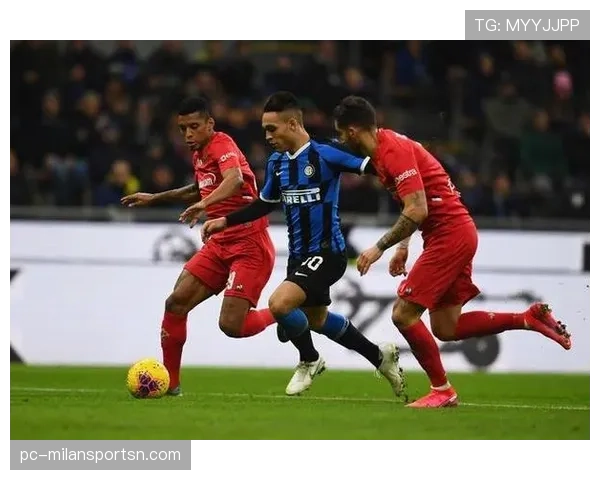 吉鲁与卢卡库锋线结合方式分化由单点终结向多点牵制转移