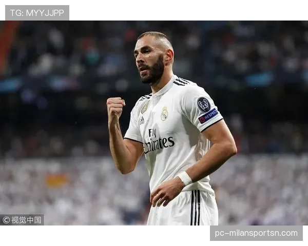 本泽马从二前锋到单箭头的战术角色演变解析